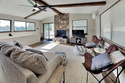 Image de Fireside Cabin | Close to Midtown + Trails