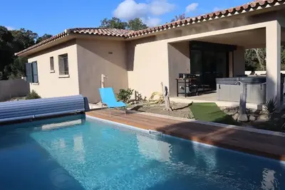 Image de Villa '2 Chambres - Piscine et Spa' avec Piscine Privée, Wi-Fi et Climatisation