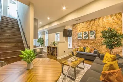 Image de Lovely 2/2 w/Patio | 10 mins to Dt | Sleeps 10