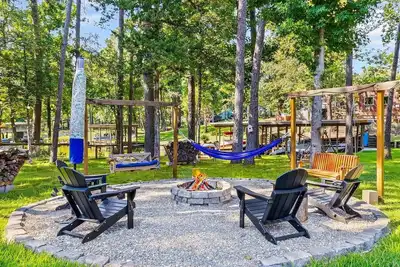 Image de Lake Livingston Retreat + Sleeps 8 + Gameroom