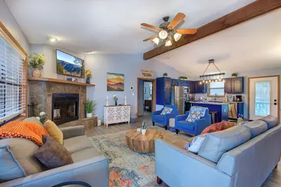 Image de Cozy Smoky Mountain Cabin Sleeps 6 Hot Tub and Games