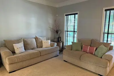 Image de Welcome to The Clover, a spacious 2-story vacation home that blends charm with modern comfort. Perfect for families, friends, or groups, this cozy retreat features inviting living spaces, a fully equipped modern kitchen & comfortable bedrooms.