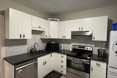 Image de Steps from Kgh, Queen's U and the Pier!