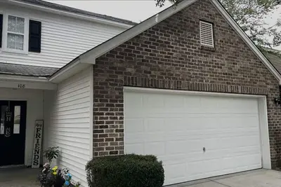 Image de Breezy 5-Bed Home with Walk-In Closets, Fenced Yard, Lagoon View, and Utilities