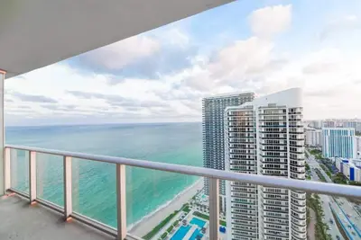 Image de Stunning High-Floor City View 1br Hyde Beach House