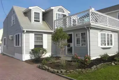 Image de Across from the Bay & 2 blocks from the ocean