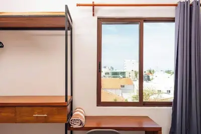 Image de Strategically located suite with desk
