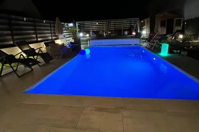 Image de Belle maison avec piscine chauffée et jacuzzi à 10 minutes du centre-ville