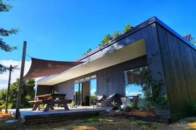 Image de Eco friendly, self sufficient house powered by the sun.