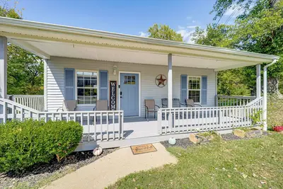 Image de Walk to Main Street! Family Home in Williamstown