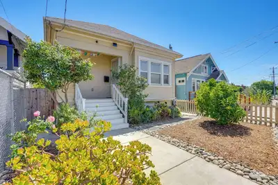 Image de 1 Mi to Dimond District: Oakland Home w/ Deck