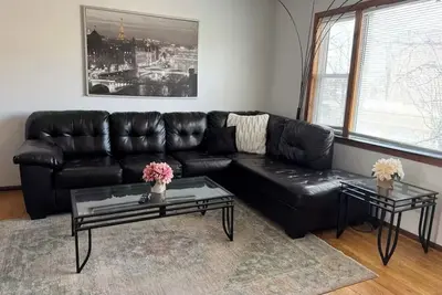 Image de Location! Location! Cozy 2bd entire apartment with free parking!