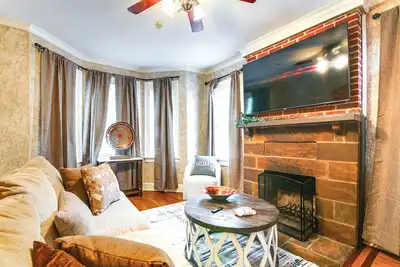 Image de 2 Mi to Memphis Zoo: Charming Home w/ Private Yard