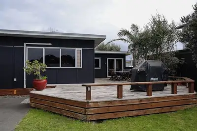 Image de Hosts on the Coast Sandy Toes on Sylvia