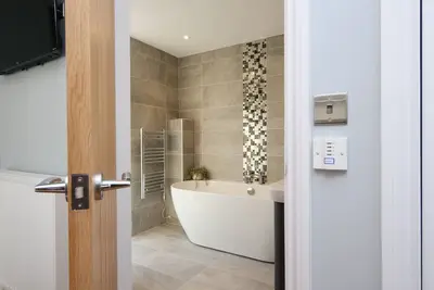 Image de Large Spacious Luxury  2 bedroom apartment secure parking 5 min to town centre