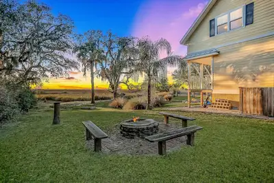 Image de Inviting waterfront cottage with balcony, firepit, marsh views, & washer/dryer