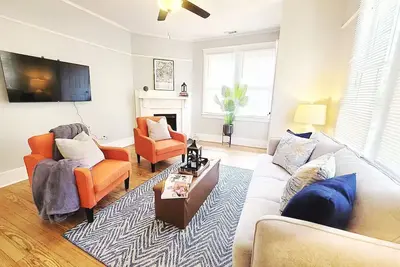 Image de 3-bedroom apartment in charming Savannah with Ac