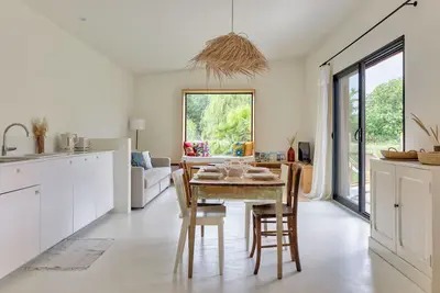 Image de Casa ZaO Jolie maison en bois brut de 50m2 à proximité des plages