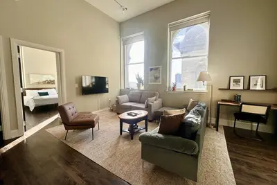Image de Downtown Luxe 2br Loft Apt | Sleeps 6-7 | Walkable