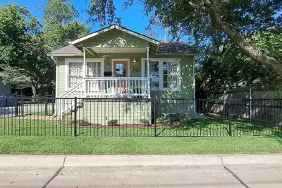Image de Charming 3-bedroom cottage in Historic McKinney, three blocks from the square.