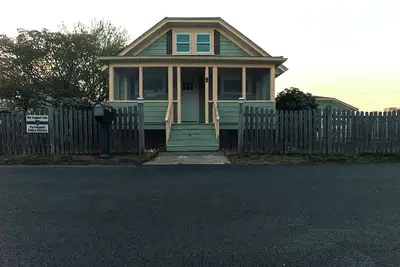 Image de Charming 3-bedroom house in Portsmouth with beach at the end of the street.