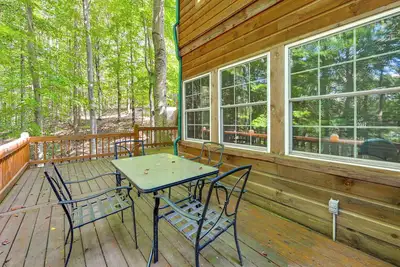 Image de 3 Mi to Dale Hollow Lake: Wooded Retreat w/ Decks!