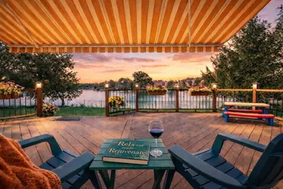 Image de Spacious 4-Bedroom Lakefront Home| Fenced Yard|Nr Ub & I-990| Ideal for Families