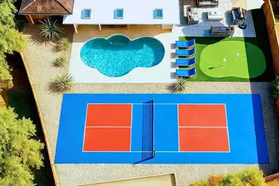 Image de Heated Pool - Pickleball - Putting Green