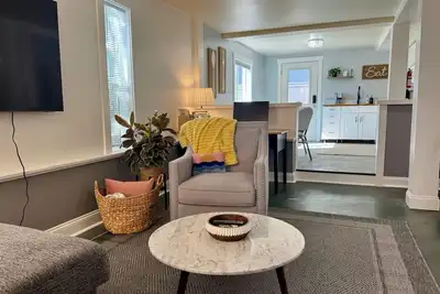 Image de Spacious Studio Apt: King bed~Kitchen~in quiet N. Ballard~5 minutes to beach!