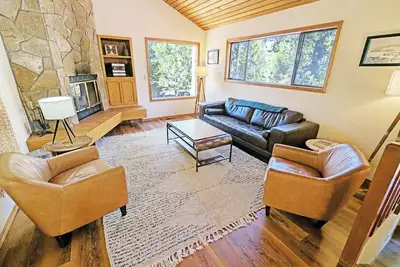 Alpine 4 - Sharc, Hot Tub, A/C, Light & Bright!