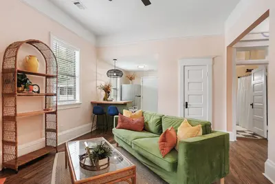 Image de Georgia Peach Apt Retreat, Walk to Scad + Starland, 10 Minutes from Downtown