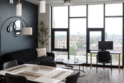 Image de Modern 2br Gem | Rooftop Pool + Workspaces