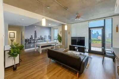 Image de Trendy 3br/3ba City Apt – Pool + Ping Pong