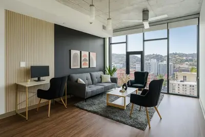 Image de Sleek 2br Apt | Pool + Easy Downtown Access