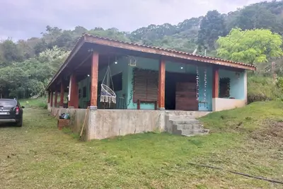 Image de Farm with a stream and trail with access to a waterfall and natural pool.