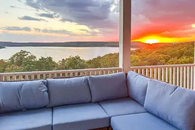 Image de Shore Enough | Carlton Landing Lakeview, Up to 18