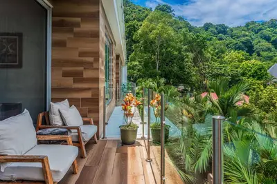 Image de Modern condo with partial ocean view, pool, high-speed internet & full kitchen