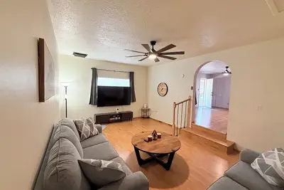 Image de Free Chick-fil-A & Starbucks! Cliffside Hideaway!