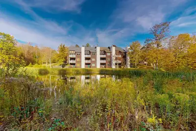 Image de Ski in/ski out condo w/ pond & mtn views, fireplace, tennis courts & w/d