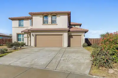 Image de 4 Mi to Csub Campus: Spacious Home w/ Yard