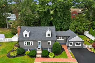 Image de Stylish Stoneham Getaway  Playground  Game Room