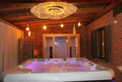Image de Maison de vacances avec piscine, bain à remous, sauna, climatisation, Wifi, Tv, patio