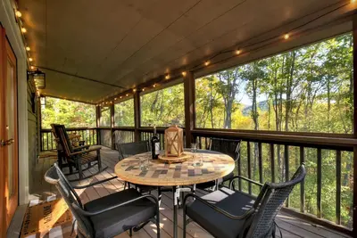 Image de Big Bear Hideaway welcomes pets and boasting a majestic mountain vista, hot tub, firepit, WiFi, and a sprawling screened porch