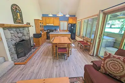 Circle Four 14 - Hot Tub, Sharc Passes, Community Pool