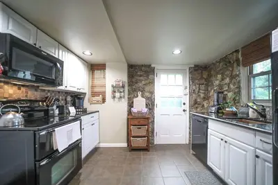 Image de Stay in history at the Swannanoa Gatekeeper Cottage, a cozy mountain retreat beside Swannanoa Palace. Enjoy timeless charm, modern comforts, and easy access to wineries, breweries, hiking trails, and wedding venues.