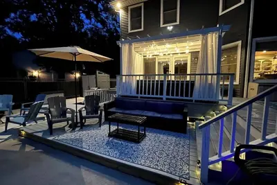 Image de Location A+++ Large Home sleeps 15, walk to dinner & shopping, <10 min to Nd!