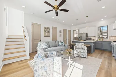 Image de - Chic New Home - Walk to River Ranch - King Bed - 2 Master Suites- A+ Location.