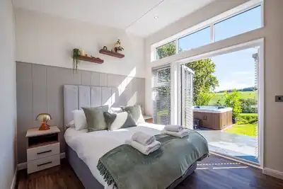 Image de Stylish 3-Bed Lodge with Golf & Spa Access