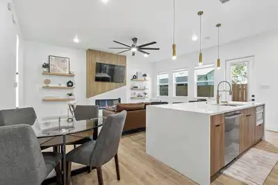 Image de Bottom District Skyline Retreat