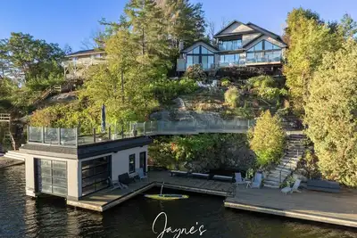 Image de Beautiful 5 bed 5 bath cottage on Lake Muskoka with 1 slip boathouse